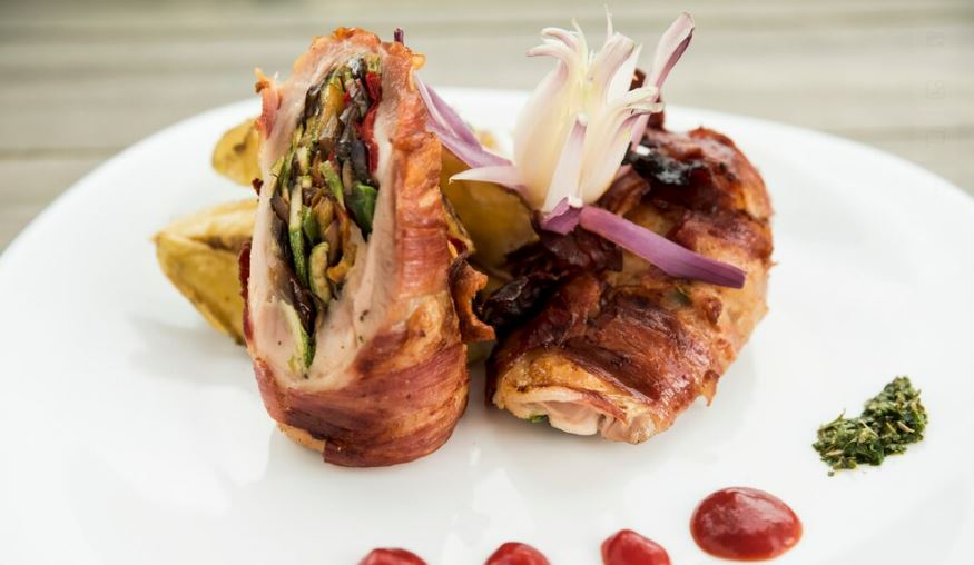 Lee más sobre el artículo Solomillo envuelto en jamón ibérico con salsa de vino